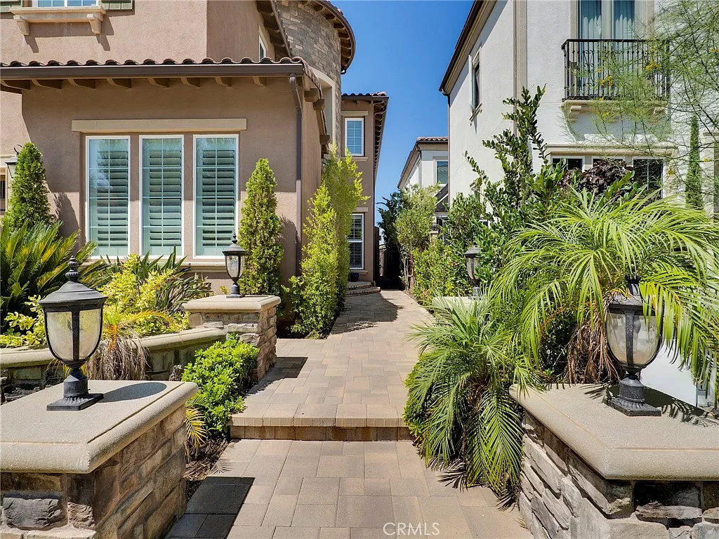 5 bed, 3975 sqft, $9,000 — Photo 2