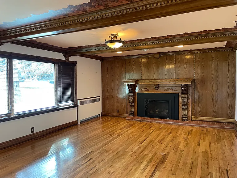 949 Victoria St — Photo 3