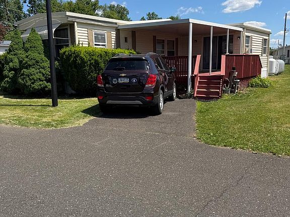3rd image of 3413 Iris Ave