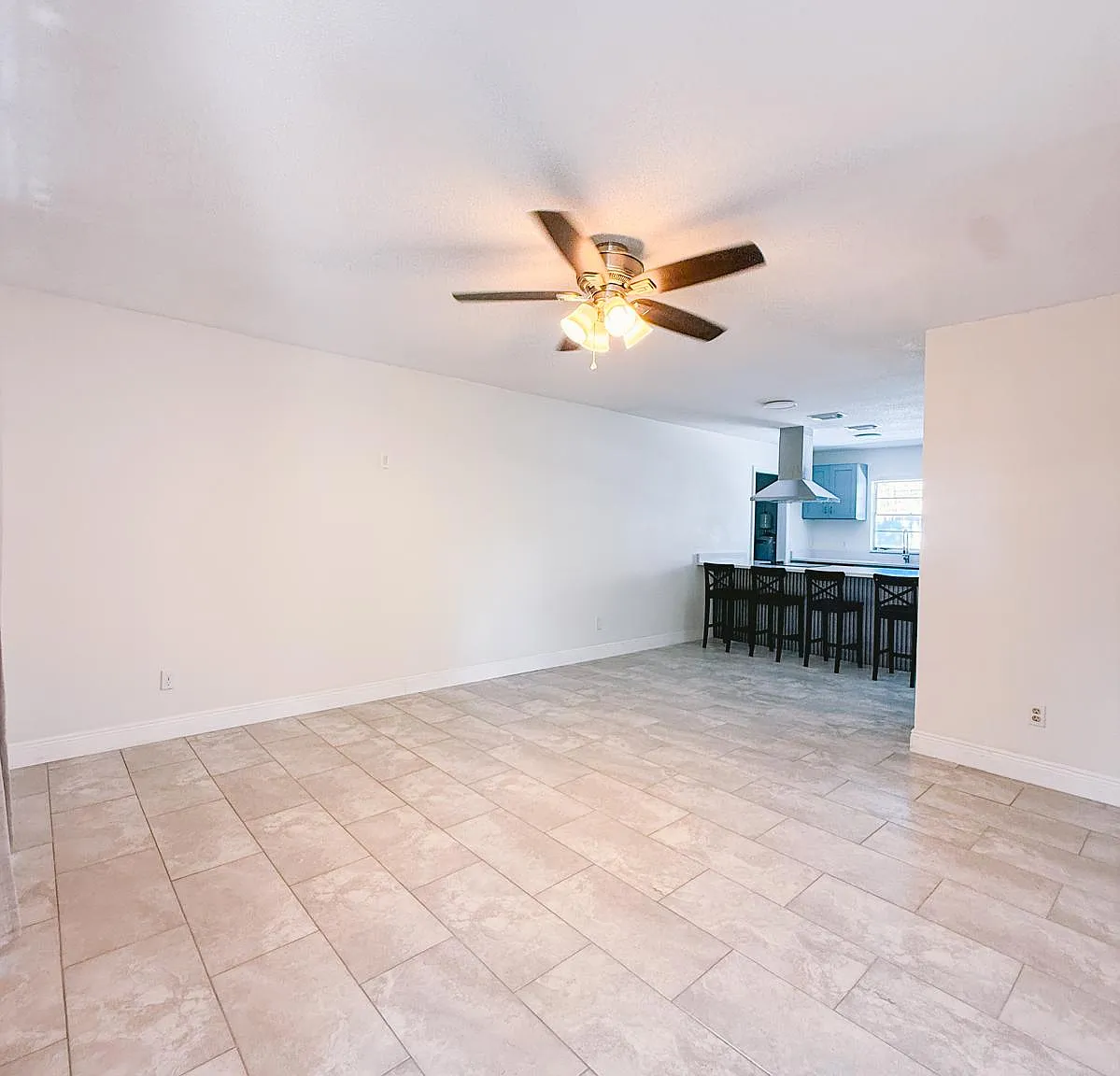 3 bed, 1271 sqft, $3,190 — Photo 2