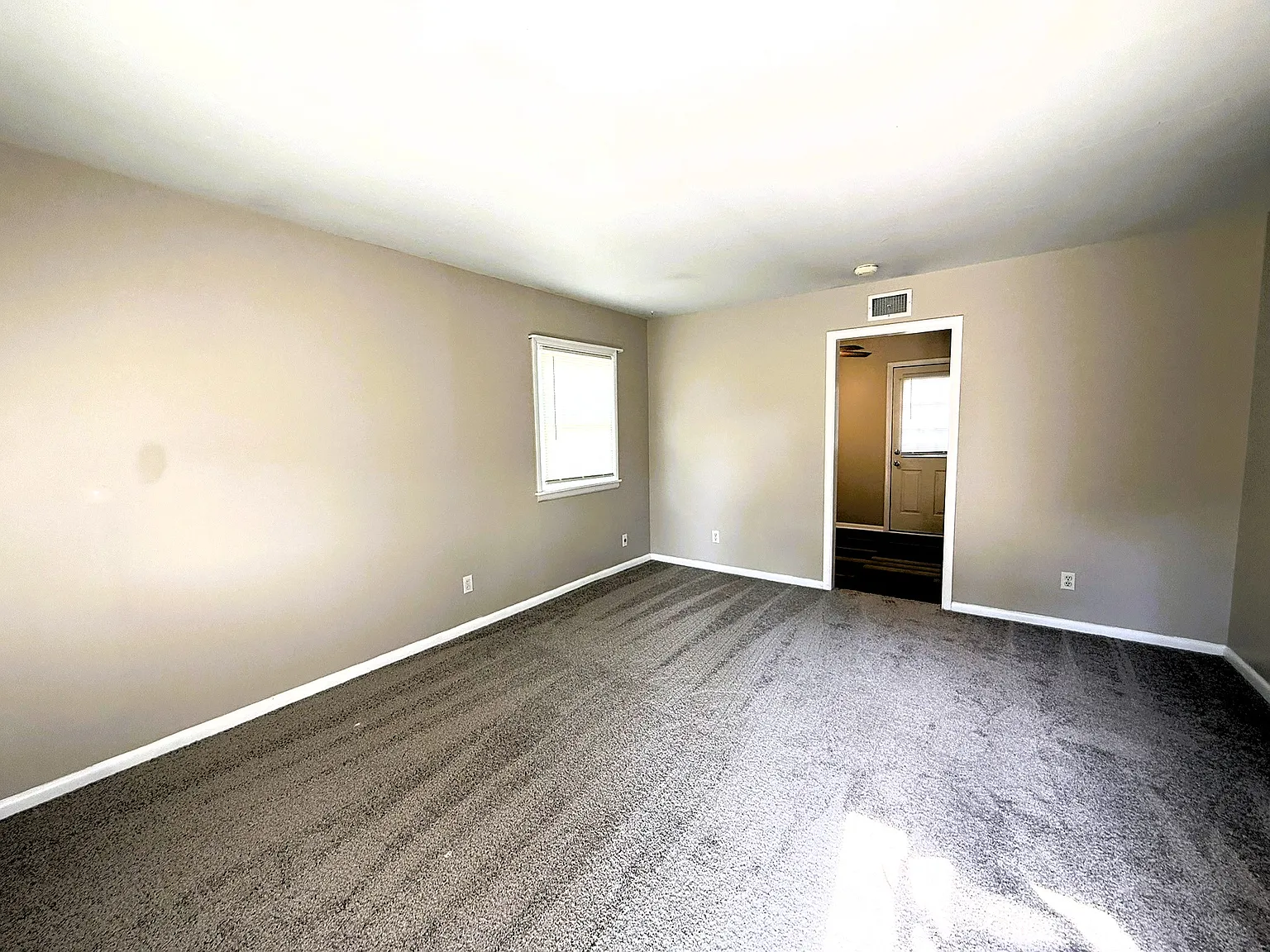 3 bed, 950 sqft, $1,050 — Photo 3