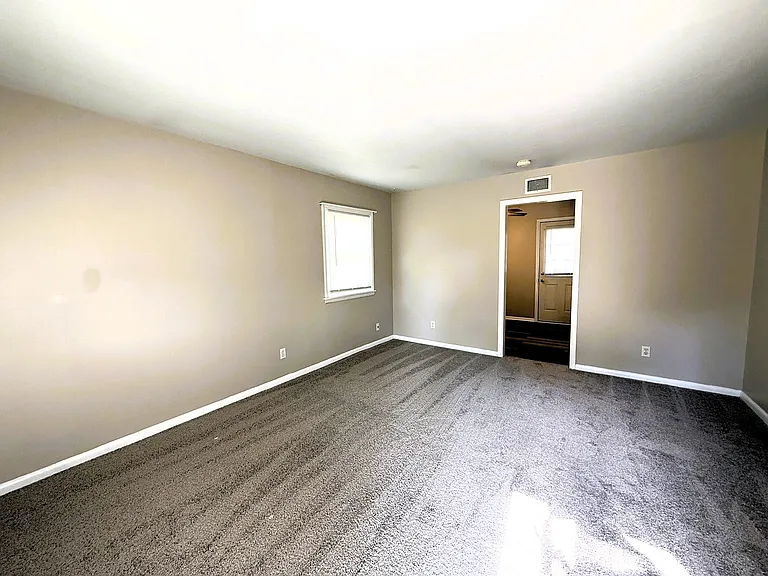 3368 S Vine St — Photo 3