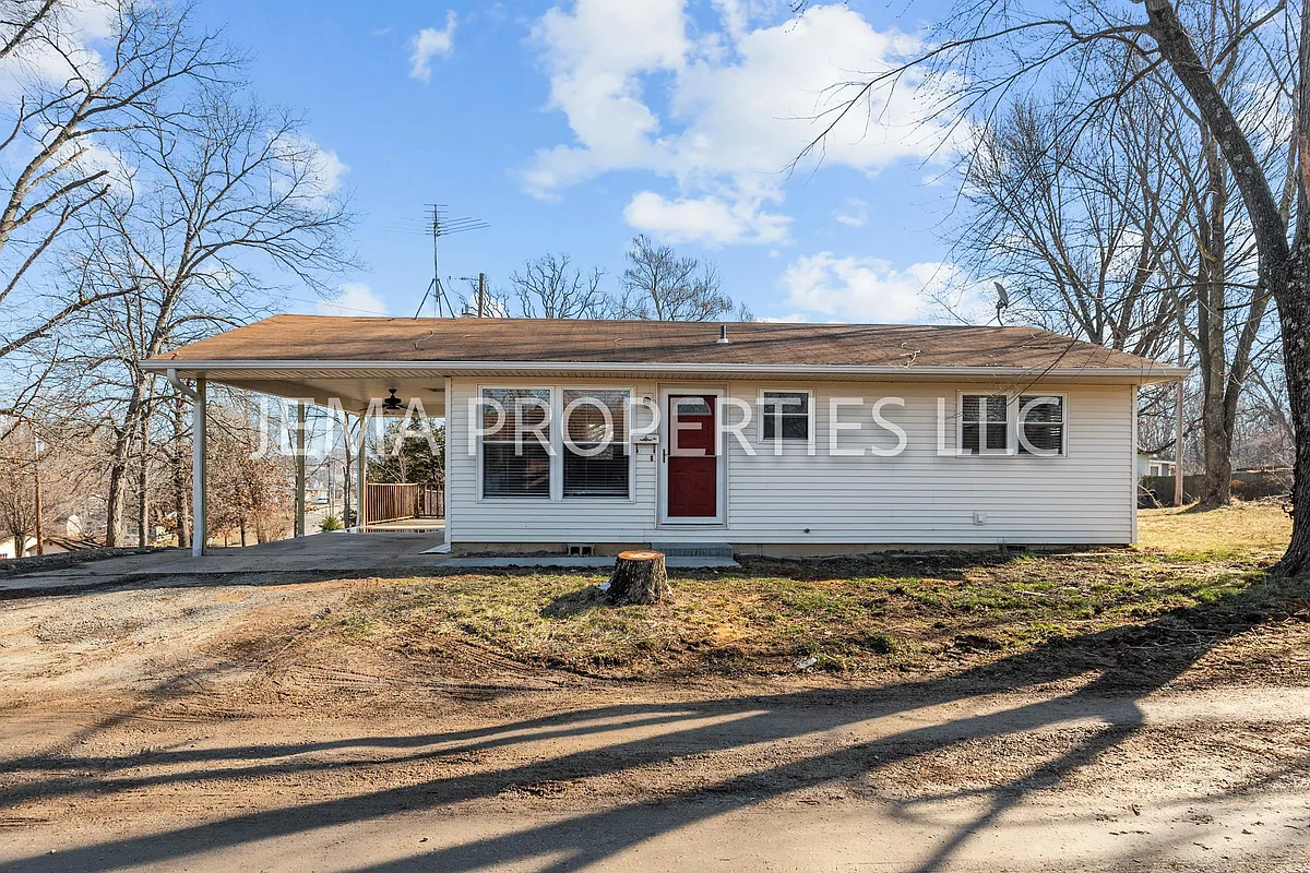 Building Photo - 130 E Oak St