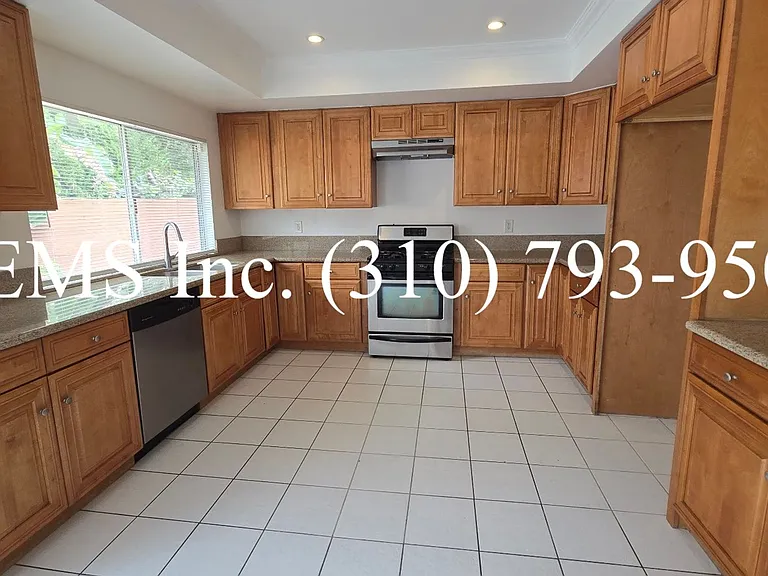 15025 Archwood St — Photo 8