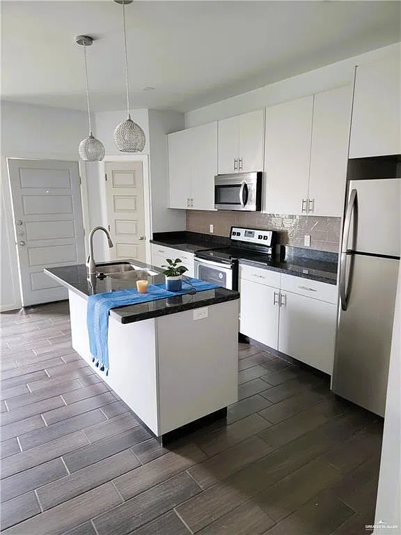 2 bed, 2.0 bath, 1058 sqft, $1,100 — Photo 2