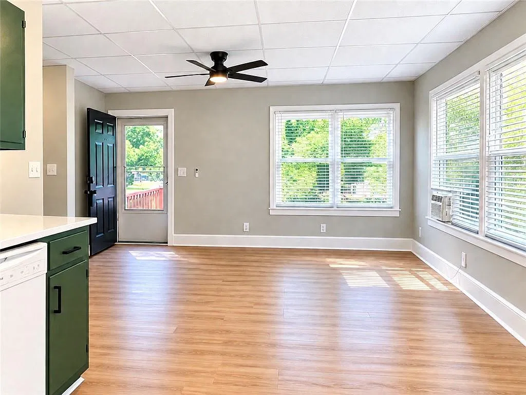 2 bed, 1.0 bath, 2212 sqft, $1,300 — Photo 2