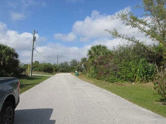 Exterior Neighborhood (street photo)