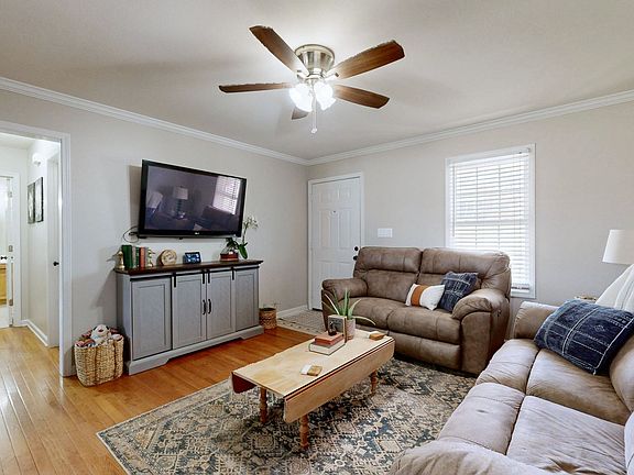 3rd image of 1075 Heatherwood Rd