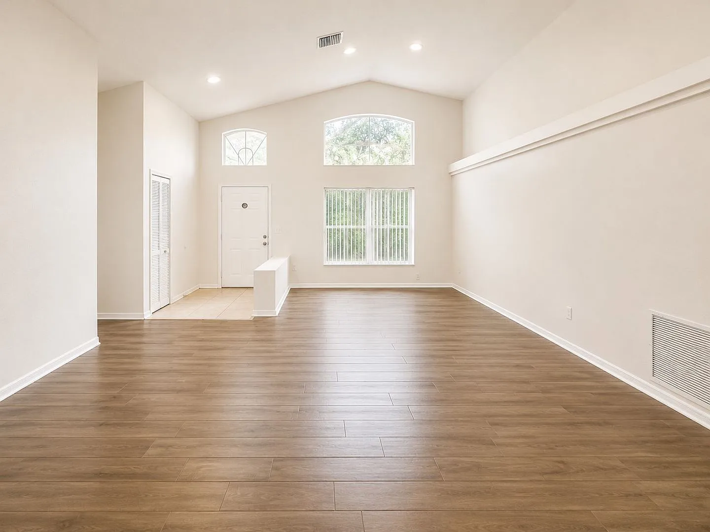 3 Bedroom 2.5 Bath In Alafaya Woods - Lawn Care Included — Photo 2