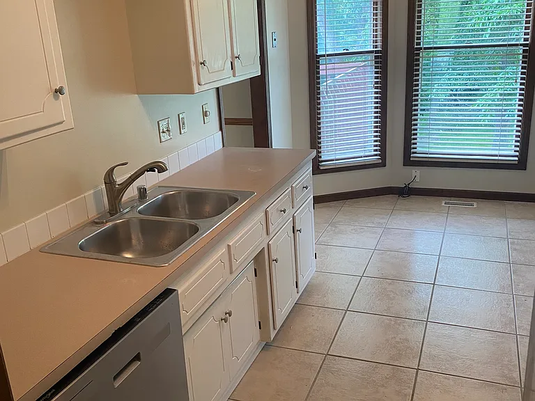 1501 Medinah Rd — Photo 10