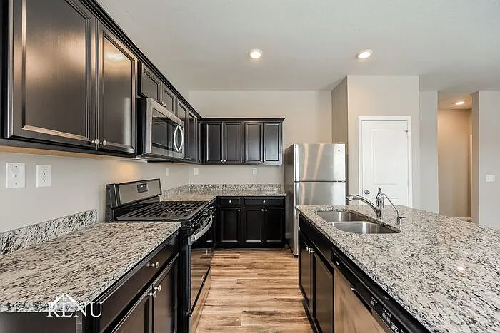 3 bed, 2.0 bath, 1401 sqft, $1,735 — Photo 3