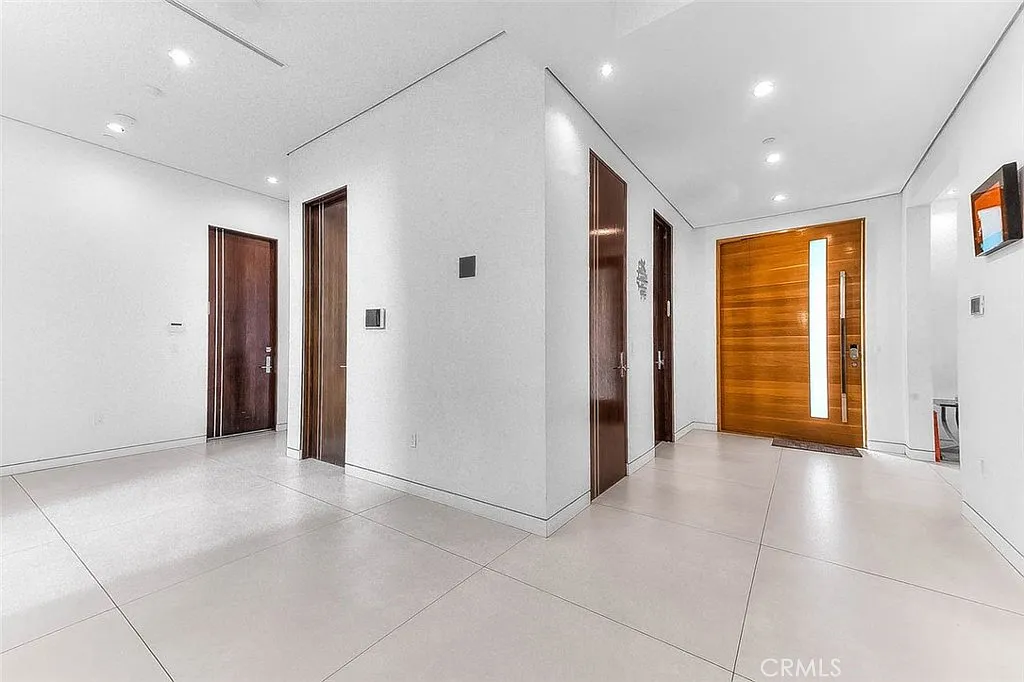 5 bed, 4630 sqft, $16,500 — Photo 3