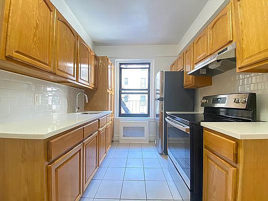 2nd image of 1035 Washington Ave APT 2J