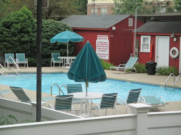 12 Hammond Pond Pkwy, Chestnut Hill, MA 02467