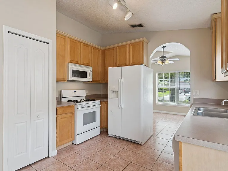 13831 Guildhall Cir — Photo 5