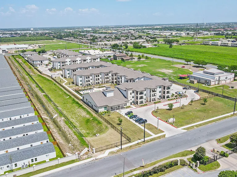 Avanti Legacy Emerald Point Apartments — Photo 9