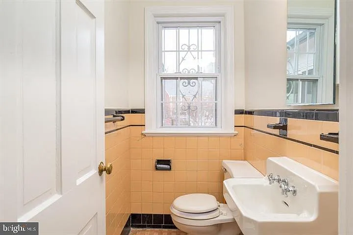 1667 Primrose Rd NW — Photo 11