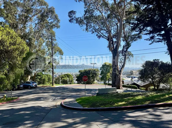 126 Eden Roc Dr, Sausalito, CA 94965