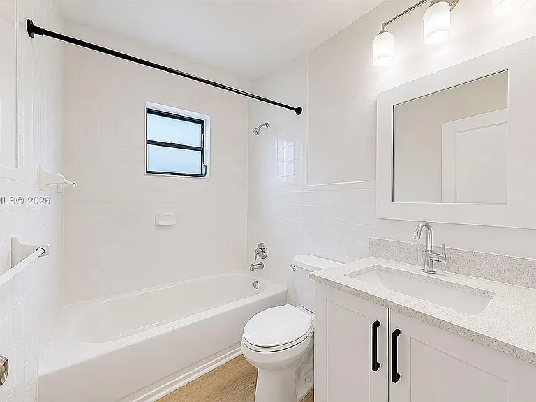 1670 W 42nd St #1672 — Photo 23
