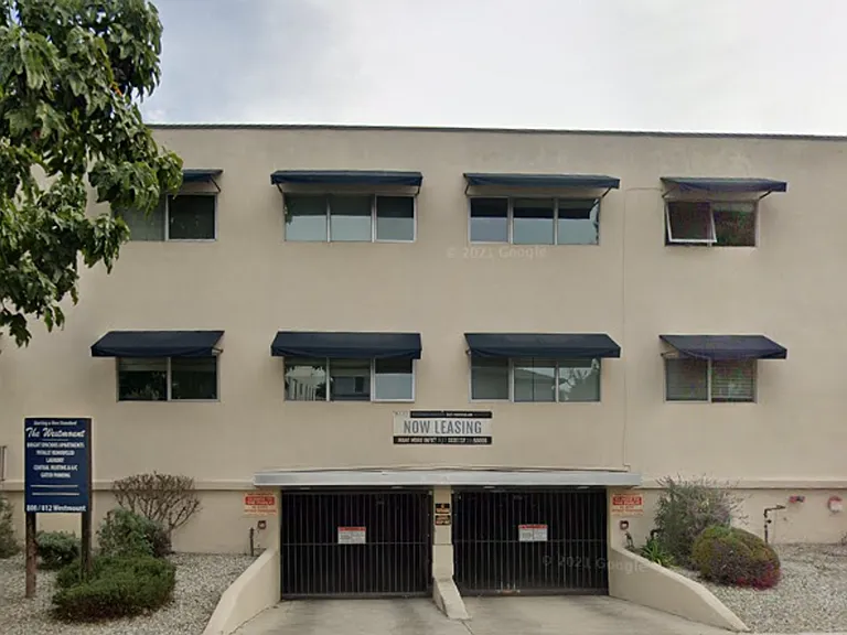 808-812 Westmount Dr — Photo 9