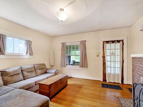 3rd image of 4231 Broadway St