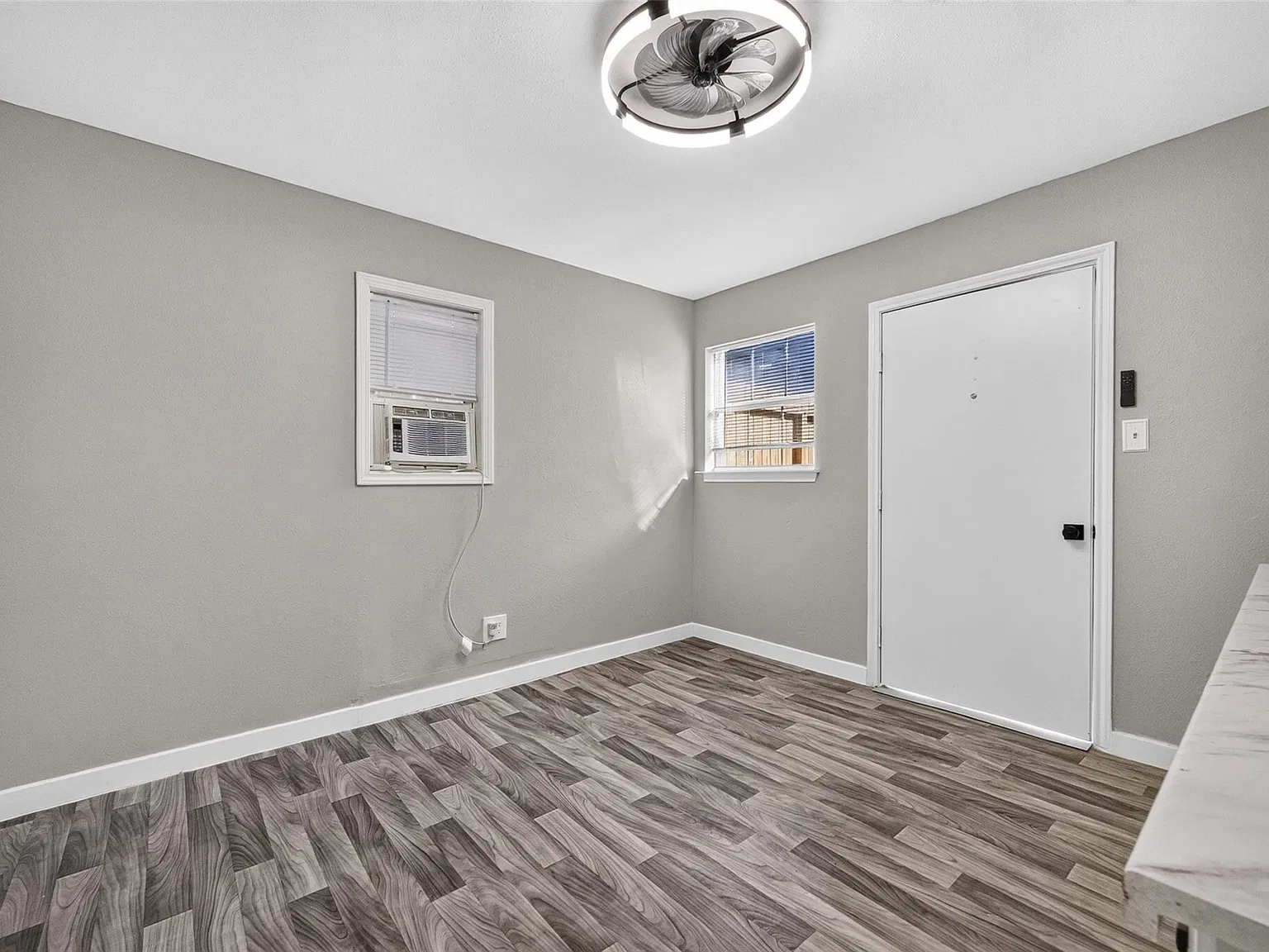 1 bed, 1.5 bath, 250 sqft, $850 — Photo 2