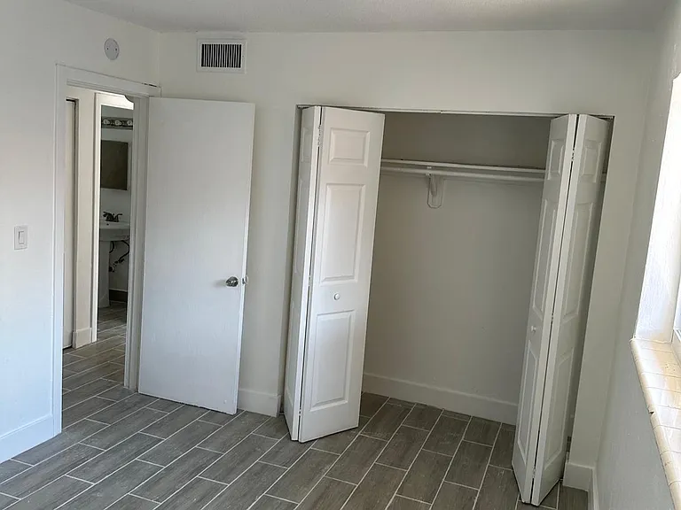 460 SW 7th St #5 — Photo 11