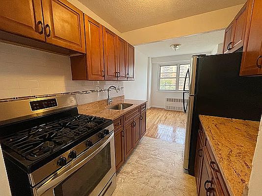 4th image of 2015 Bruckner Blvd APT 5E