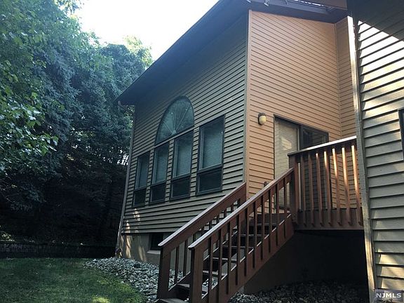 3rd image of 24 Dogwood Ct