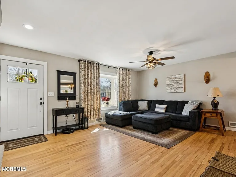 85 Coral Dr — Photo 2