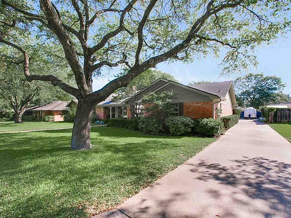 2nd image of 703 Willow Creek Dr