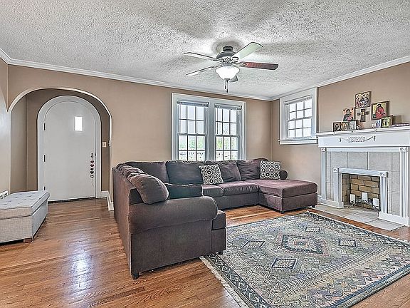 2nd image of 2216 Fort Henry Dr
