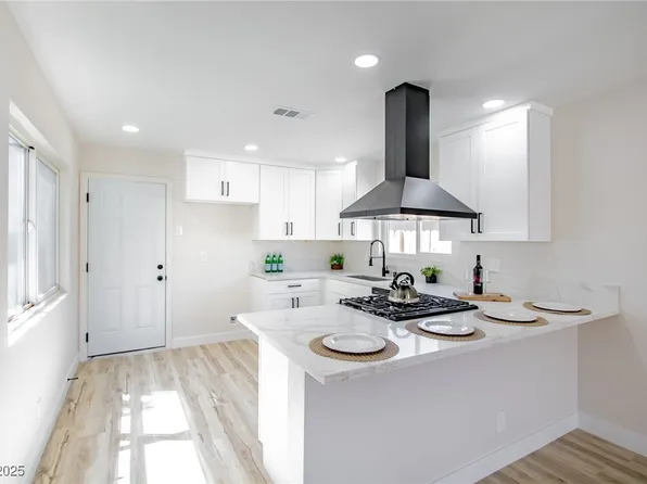 2705 Castlewood Dr, Las Vegas, NV 89102