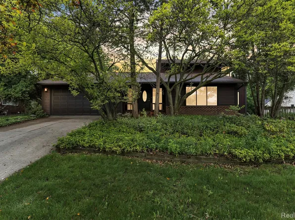 5772 Perrytown Dr, West Bloomfield, MI 48322