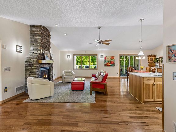 4th image of 2215 Greenfield Dr E