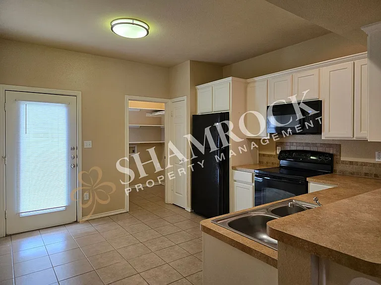 2230 Breezy Dr — Photo 5