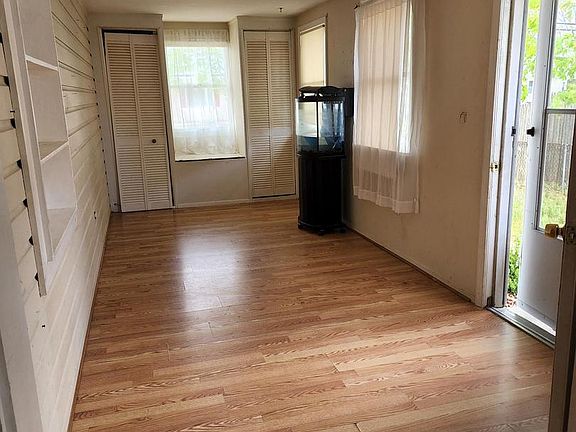 3rd image of 949 Beachwood Blvd
