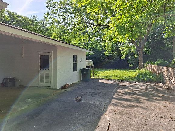 5th image of 411 N Dennis Ave