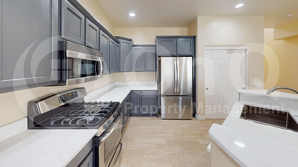 4 bed, 3.0 bath, 1880 sqft, $1,975 — Photo 2