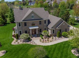 2105 Carriage Hills Dr, Delafield, WI 53018