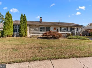 34 Tulip Ln, Levittown, PA 19054