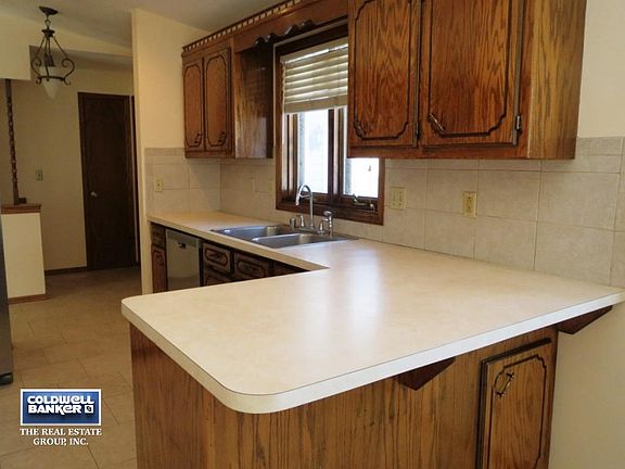 Breakfast Bar & Dishwasher