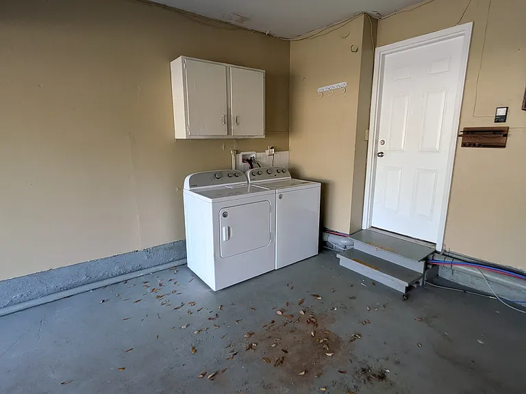 1221 Wellington Ln — Photo 4