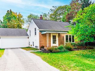 9447 Whitall Ln, Grosse Ile, MI 48138