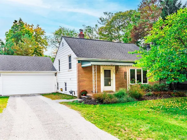 9447 Whitall Ln, Grosse Ile, MI 48138