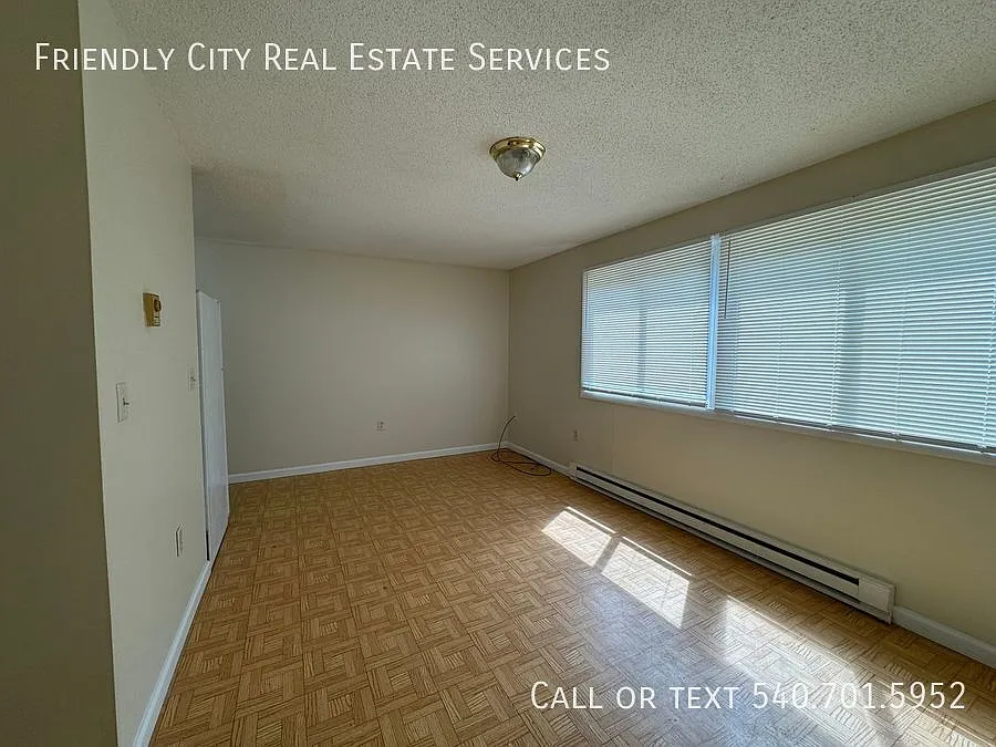 Location, Location, Location! Downstairs one bedroom, one bathroom Apartment! — Photo 4