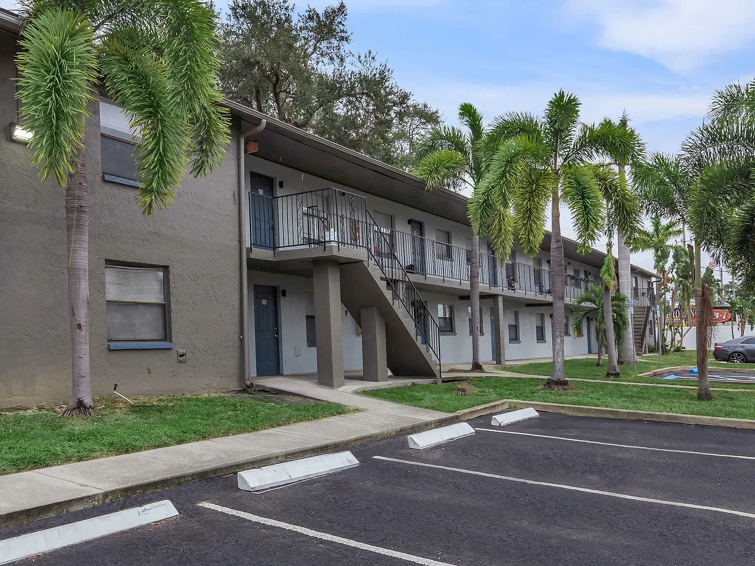 Bardmoor Pointe — Photo 2