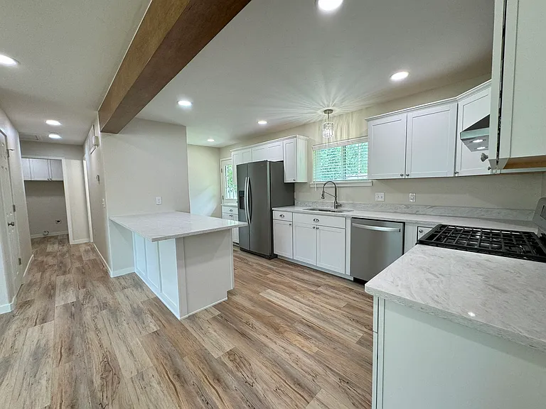 1442 E Broadway St — Photo 40