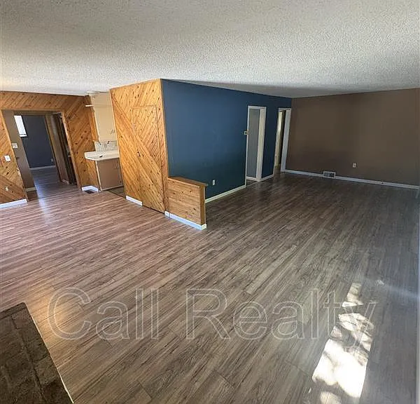1210 N Locust Rd — Photo 3