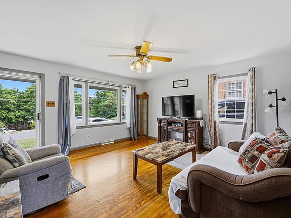 4th image of 1505 Granville St